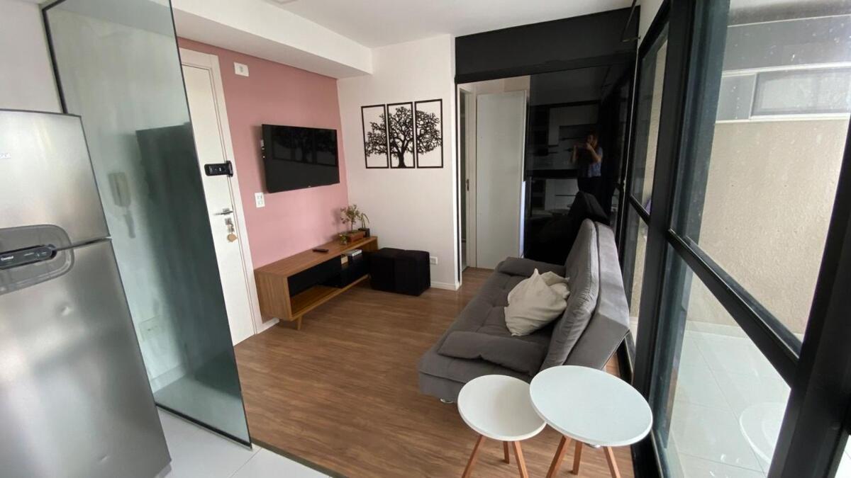 Apartamento de 1 Quarto com Varanda e Vista da Cidade.